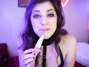 emmachoice Loves to play with pussy in a premium show